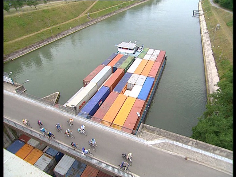 grand canal du Rhin avec coté avec bateau cargo passant un barrage