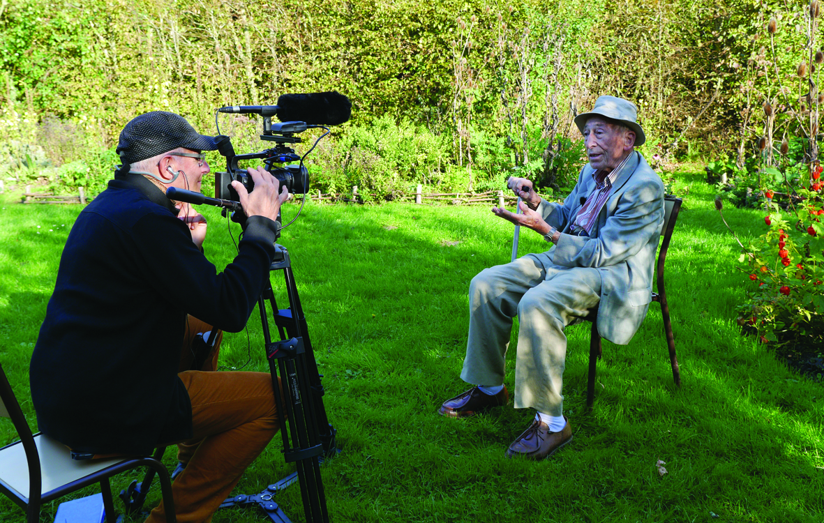 Daniel SCHLOSSER interview le Professeur CAUDRON dans son jardin botanique à Grande-Synthe