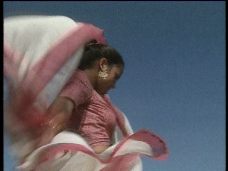 Femme indiennes présentant ta tunique traditionnelle